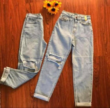 Load image into Gallery viewer, &quot;Mary&quot; Mom Jeans
